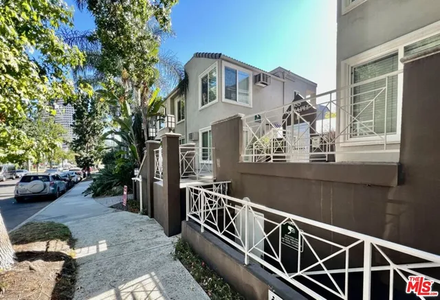 $2,900 | 355 North Maple Street, Unit 201, Burbank, CA 91505