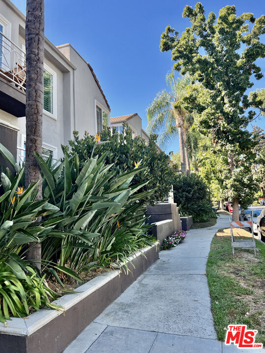 355 North Maple Street, Unit 201 Burbank, CA 91505 - Photo 39 of 42