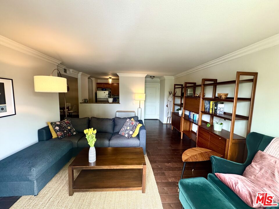 355 North Maple Street, Unit 201 Burbank, CA 91505 - Photo 4 of 42