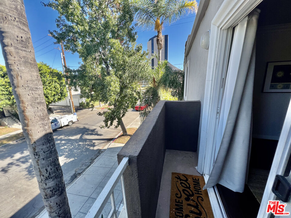 355 North Maple Street, Unit 201 Burbank, CA 91505 - Photo 5 of 42