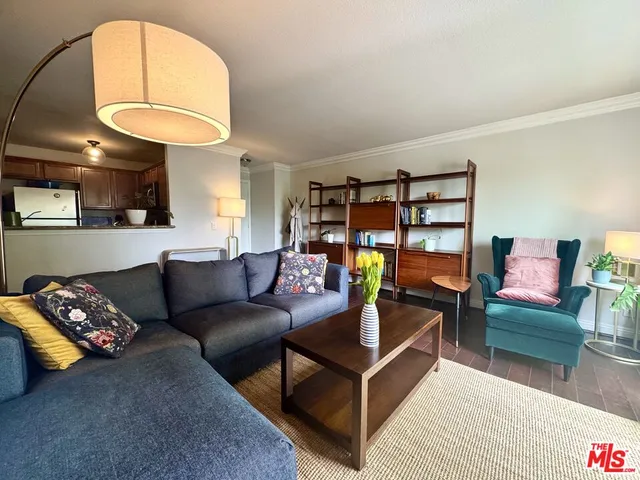 $2,900 | 355 North Maple Street, Unit 201, Burbank, CA 91505