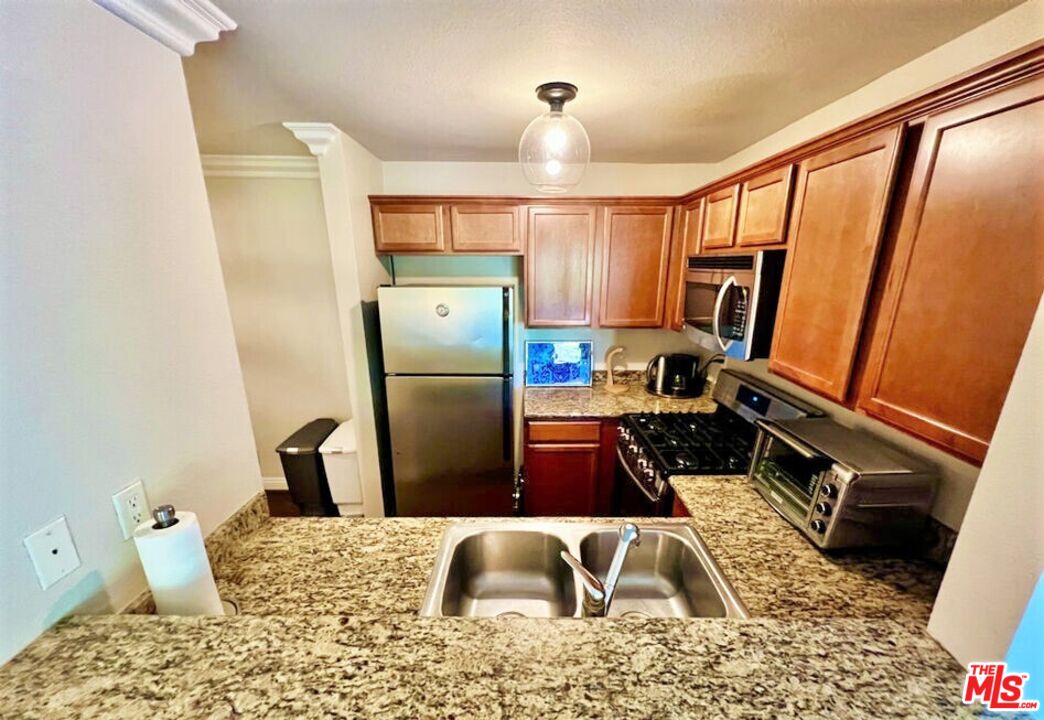 355 North Maple Street, Unit 201 Burbank, CA 91505 - Photo 9 of 42