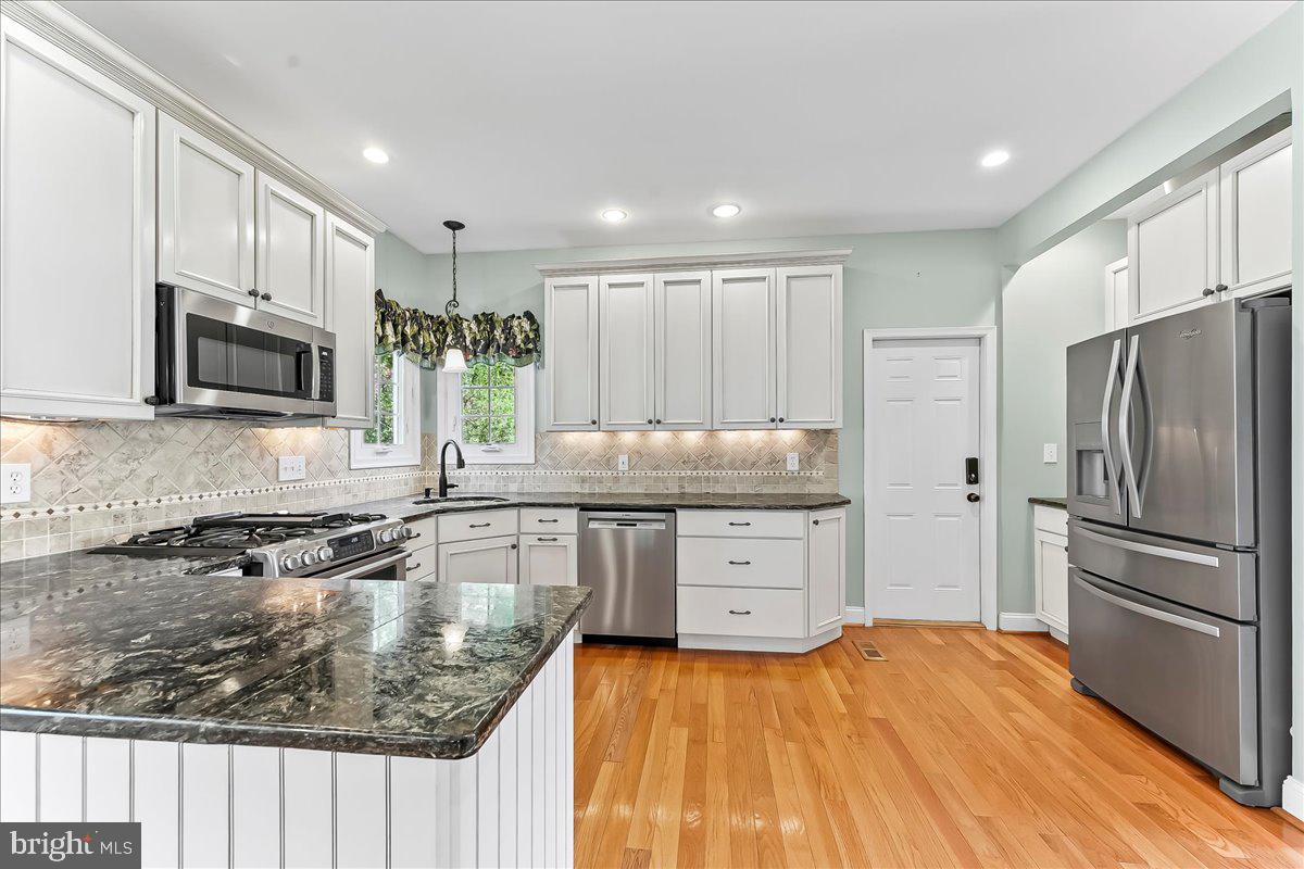 233 Chaingate Circle Landenberg, PA 19350 - Photo 5 of 31 a kitchen with granite countertop a refrigerator stove and sink