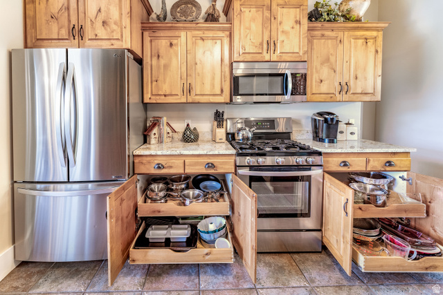 7343 North Sawtooth Cv Road Vernal, UT 84078 - Photo 11 of 64 Kitchen featuring pull out drawers