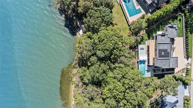 a view of a back yard