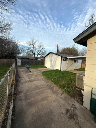 a view of a backyard