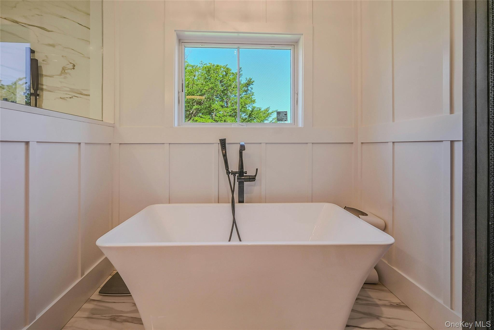 1665 Glenn Road Southold, NY 11971 - Photo 15 of 34 a bathroom with a bathtub