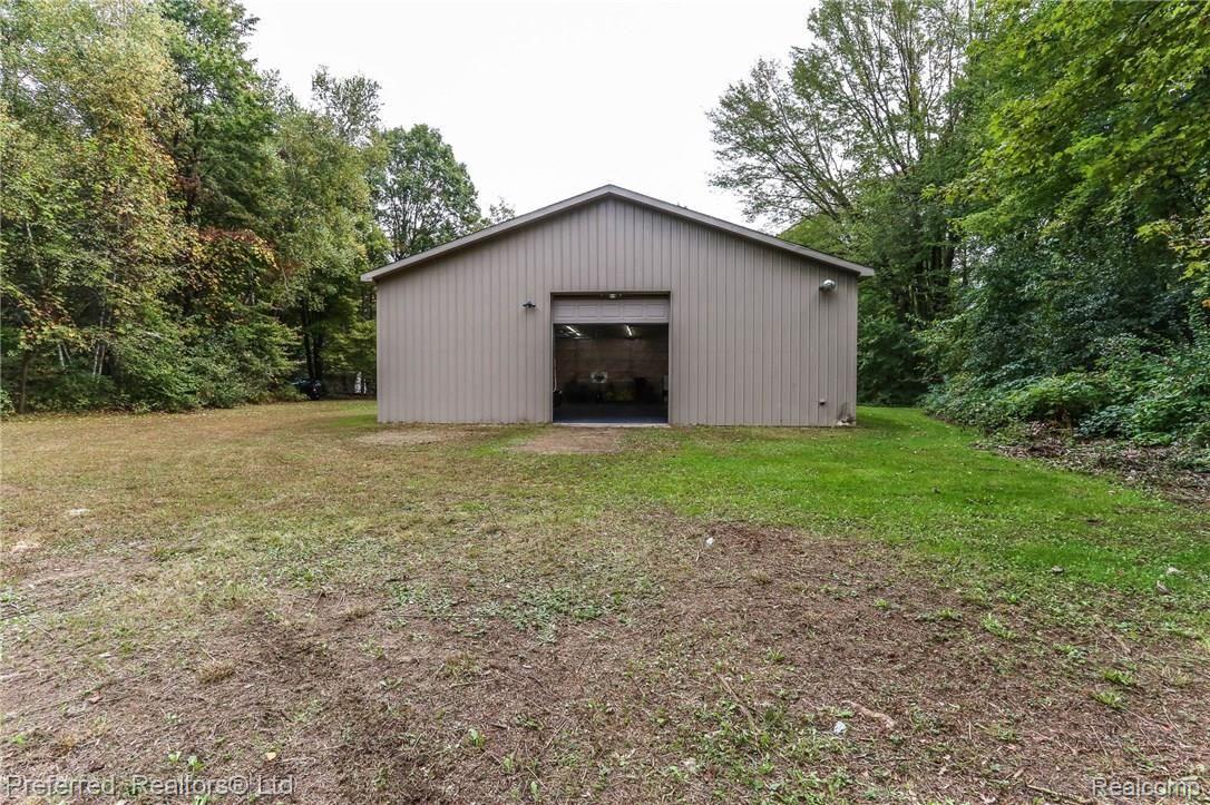 16870 Renton Road Belleville, MI 48111 - Photo 35 of 41 35IMG_2369.jpg