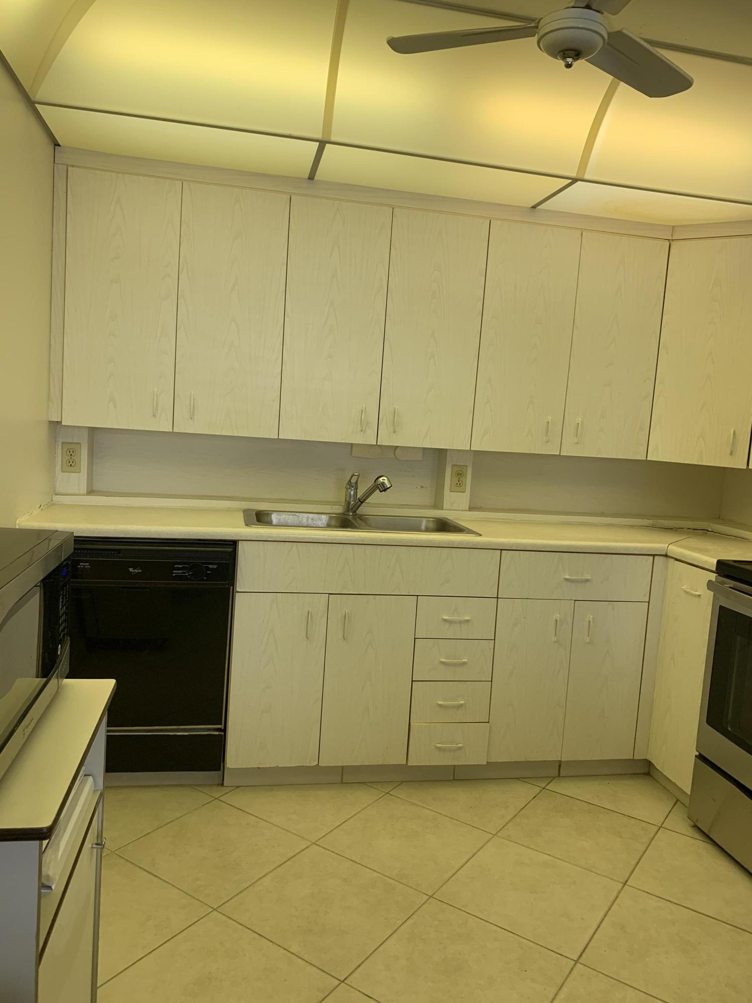 2047 Hythe A Boca Raton, FL 33434 - Photo 16 of 20 IMG_1022