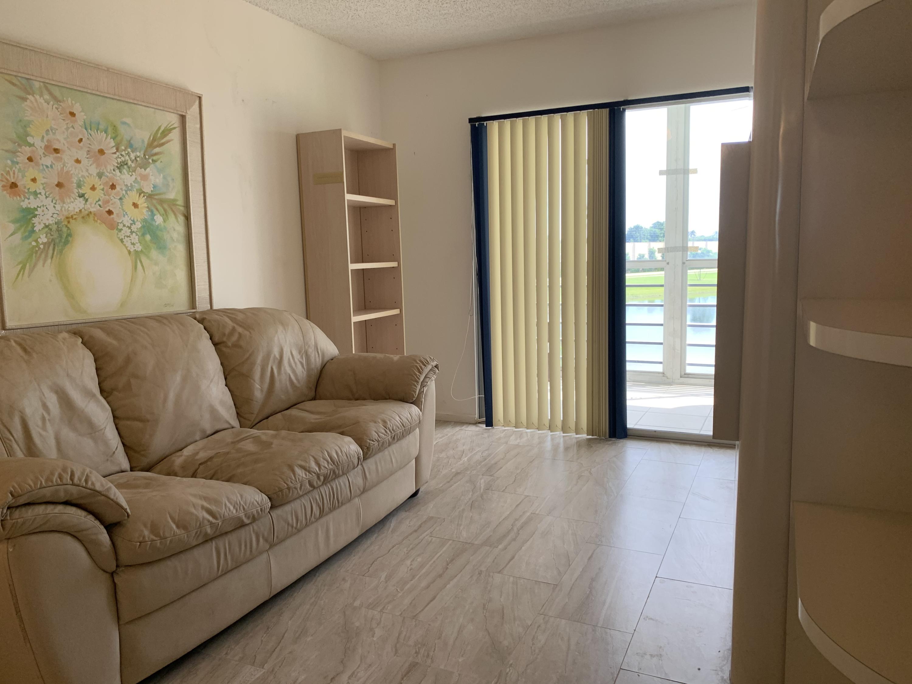2047 Hythe A Boca Raton, FL 33434 - Photo 3 of 20 IMG_1007