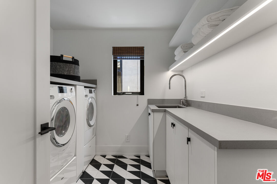 929 Marco Place Venice, CA 90291 - Photo 53 of 56 a room with a washing machine and a window