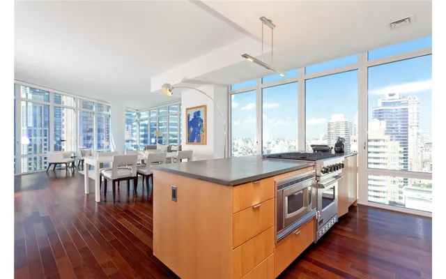 $3,300,000 | 207 East 57th Street, Unit 31A | Midtown East