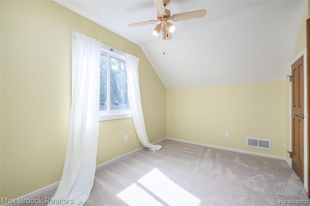1709 Inverness Street Sylvan Lake, MI 48320 - Photo 19 of 33