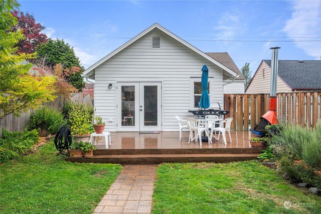 a view of a house with backyard and sitting area