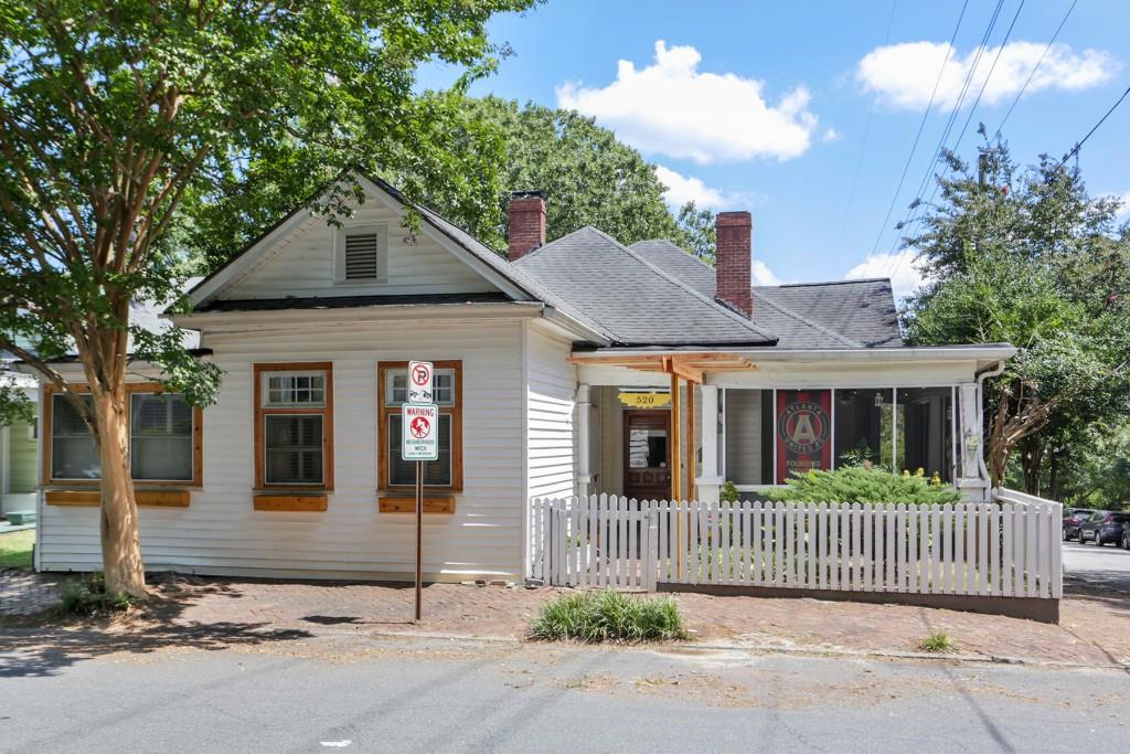 Charming Grant Park Bungalow minutes from the park.