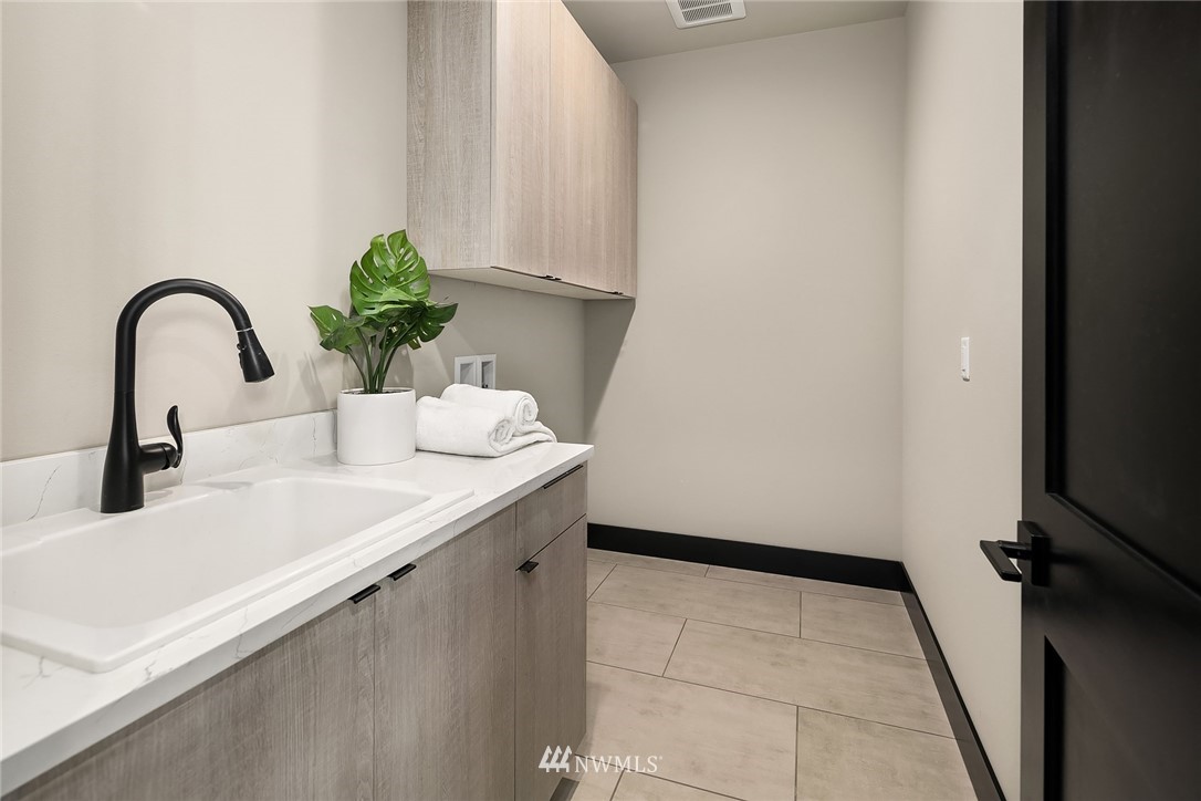 651 Bakers Road Ronald, WA 98940 - Photo 23 of 39 a bathroom with a sink and a mirror