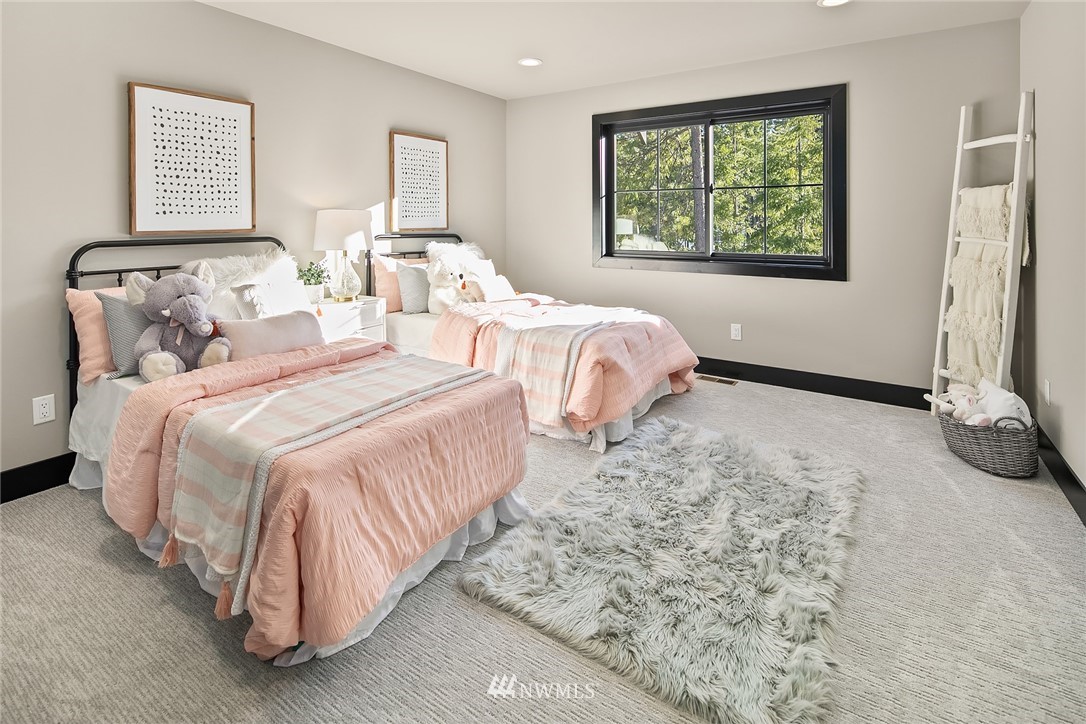 651 Bakers Road Ronald, WA 98940 - Photo 24 of 39 a bedroom with two beds and a window