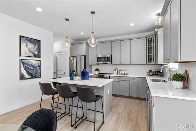 $330,900 | 2 Ashford At River Bluffs Manors, Florissant, MO 63031