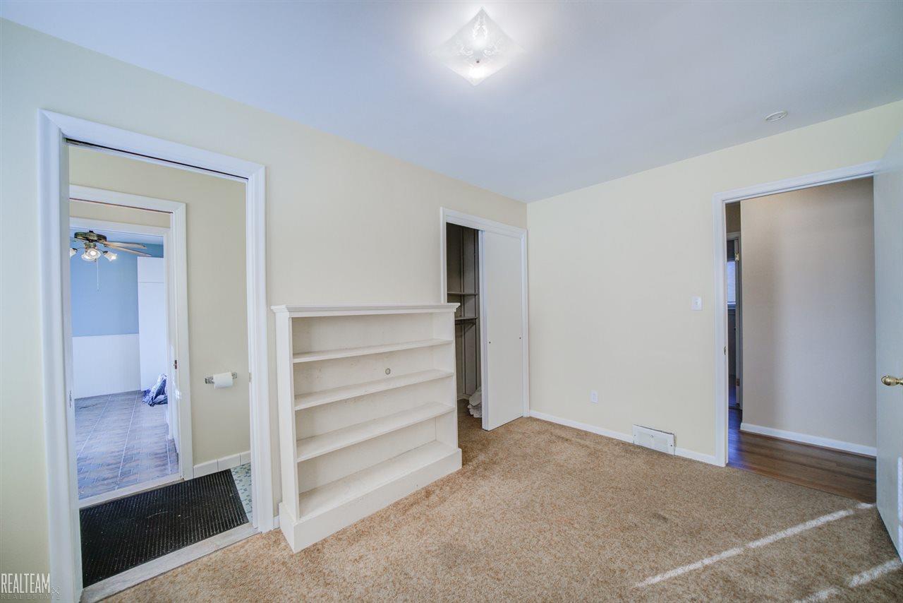 24814 Ridgecroft Avenue Eastpointe, MI 48021 - Photo 16 of 28 31336529-15.JPG