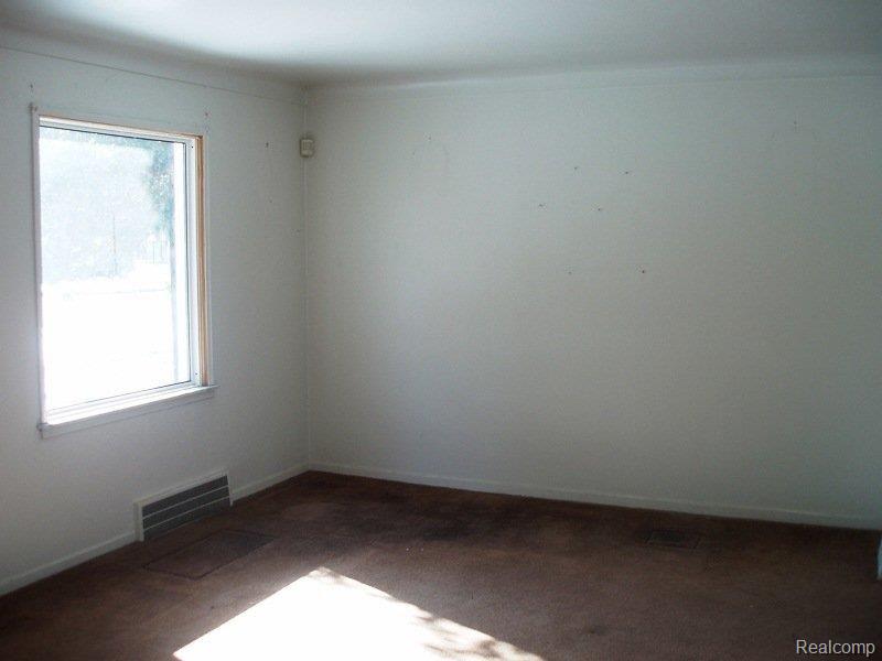 19207 Kelly Road Harper Woods, MI 48225 - Photo 9 of 13 3-3-2011 001