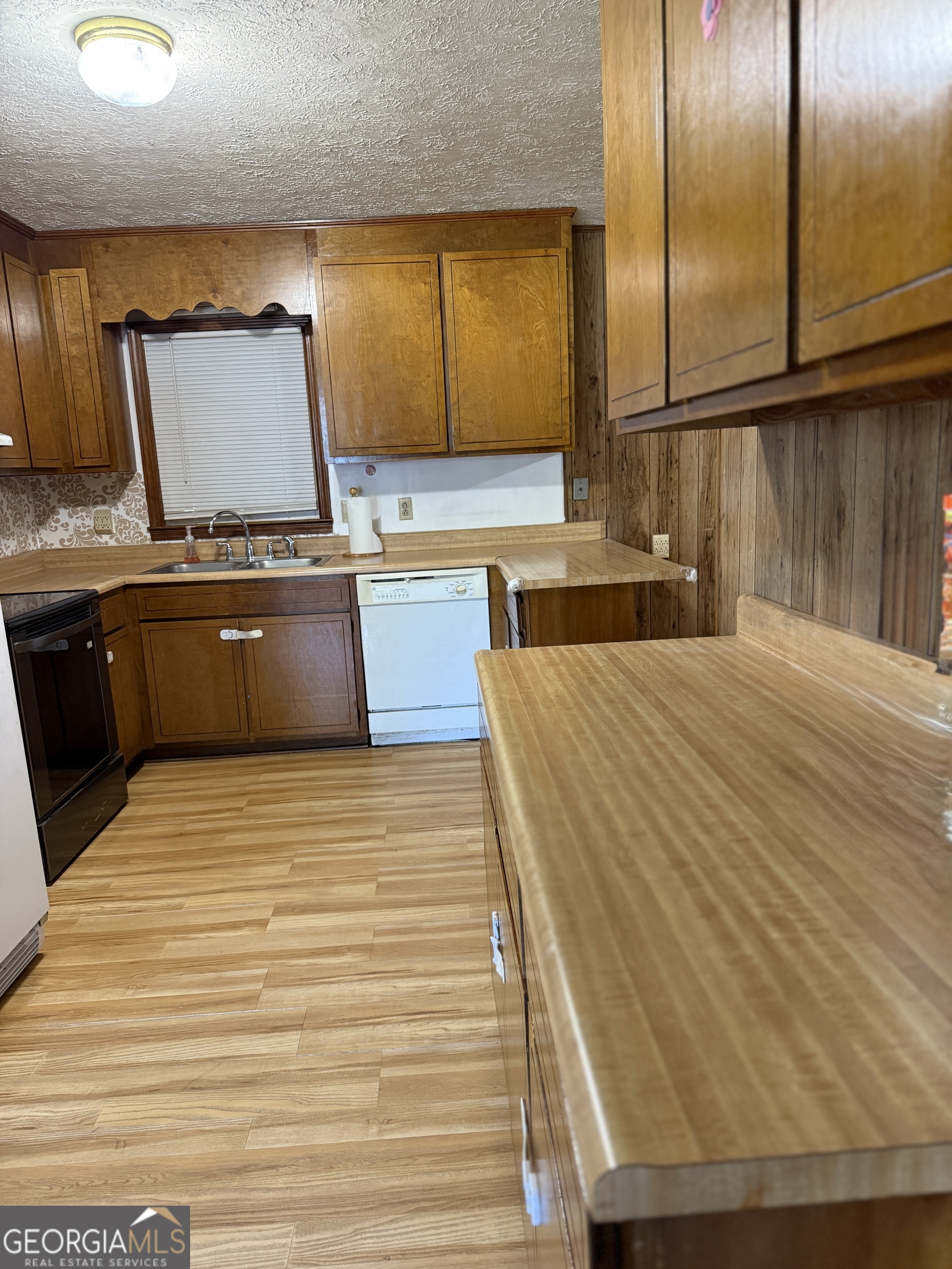 140 Rene Lane Cochran, GA 31014 - Photo 14 of 29 a spacious bathroom with a granite countertop tub and a sink