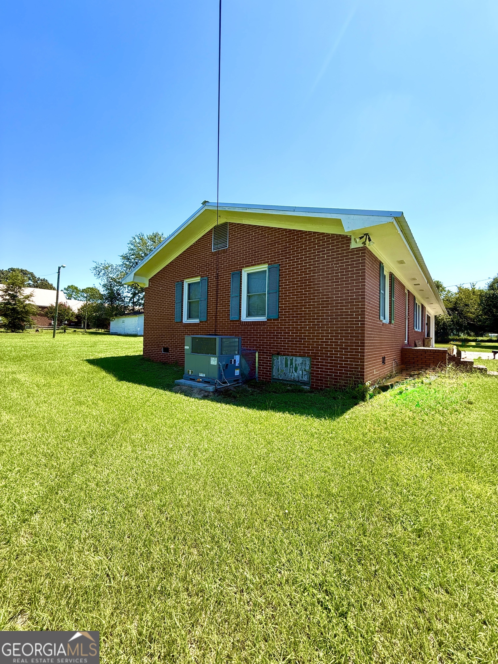 140 Rene Lane Cochran, GA 31014 - Photo 5 of 29 a blue house with outdoor space