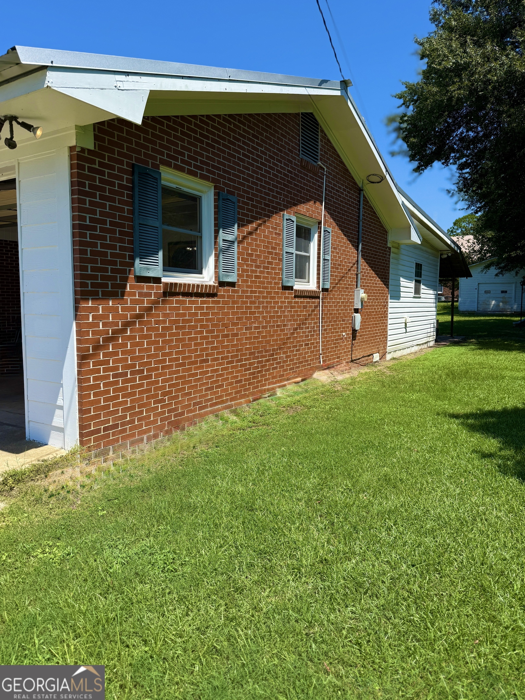 140 Rene Lane Cochran, GA 31014 - Photo 6 of 29 a front view of a house with a yard