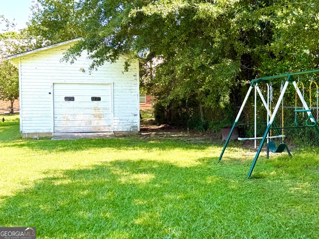 a view of a house with a backyard