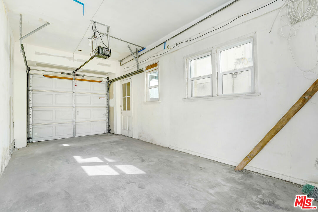 1255 26th Street, Unit 1 Santa Monica, CA 90404 - Photo 8 of 10 a view of a garage