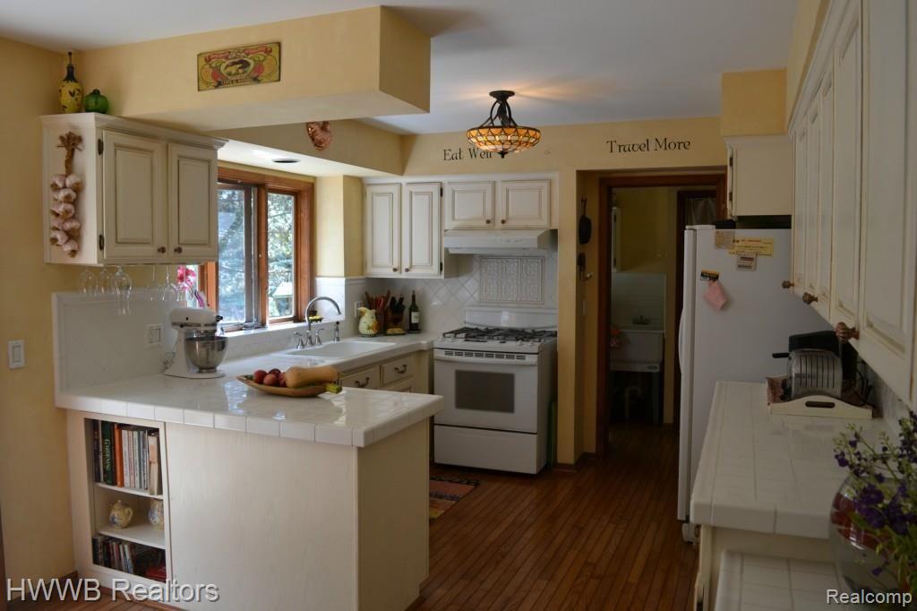 556 Sunlight Drive Rochester, MI 48309 - Photo 14 of 49 Breakfast Area to Kitchen
