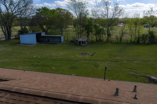 a view of a backyard