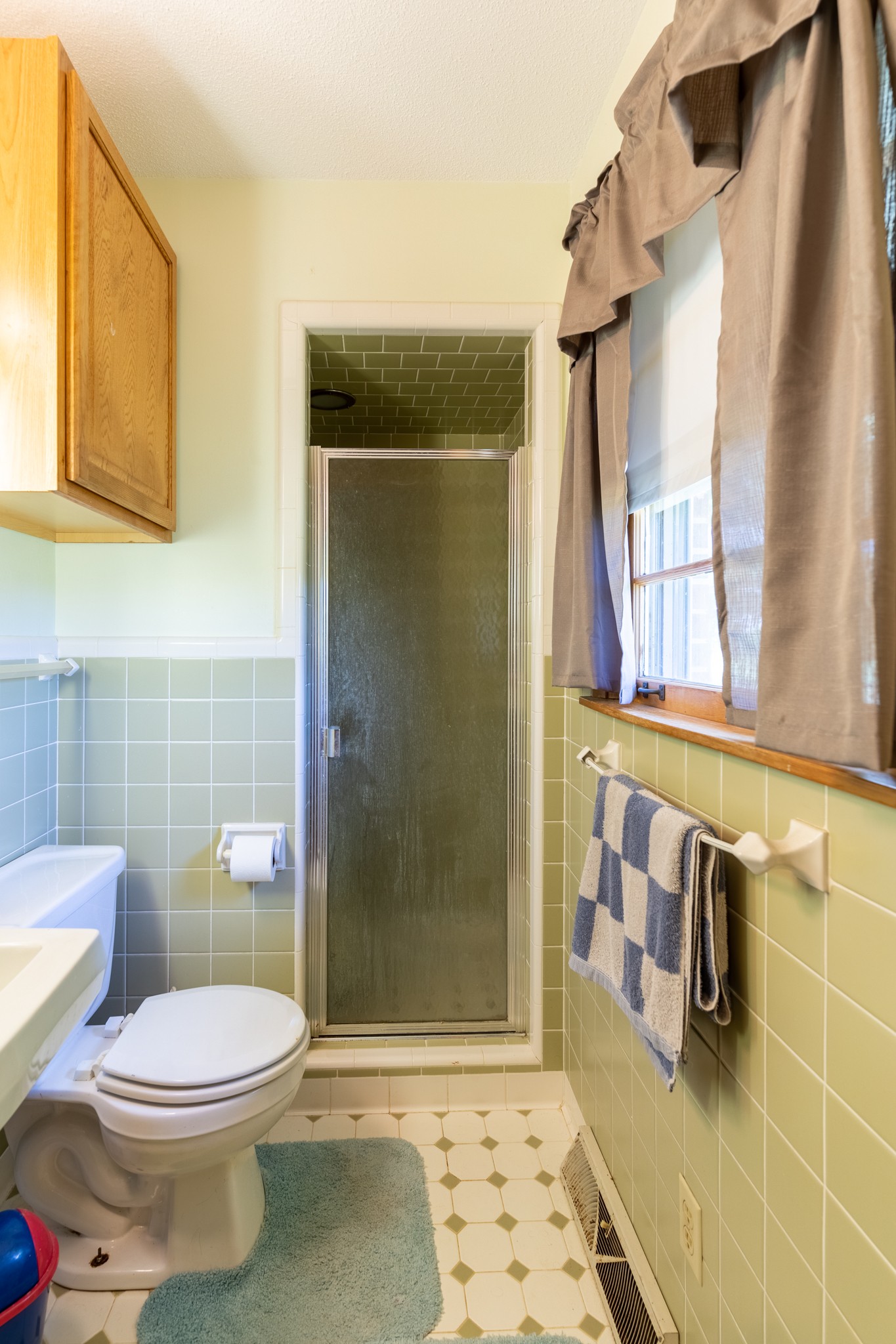 153 Westside Road Lawrenceburg, TN 38464 - Photo 31 of 37 a bathroom with a toilet and shower