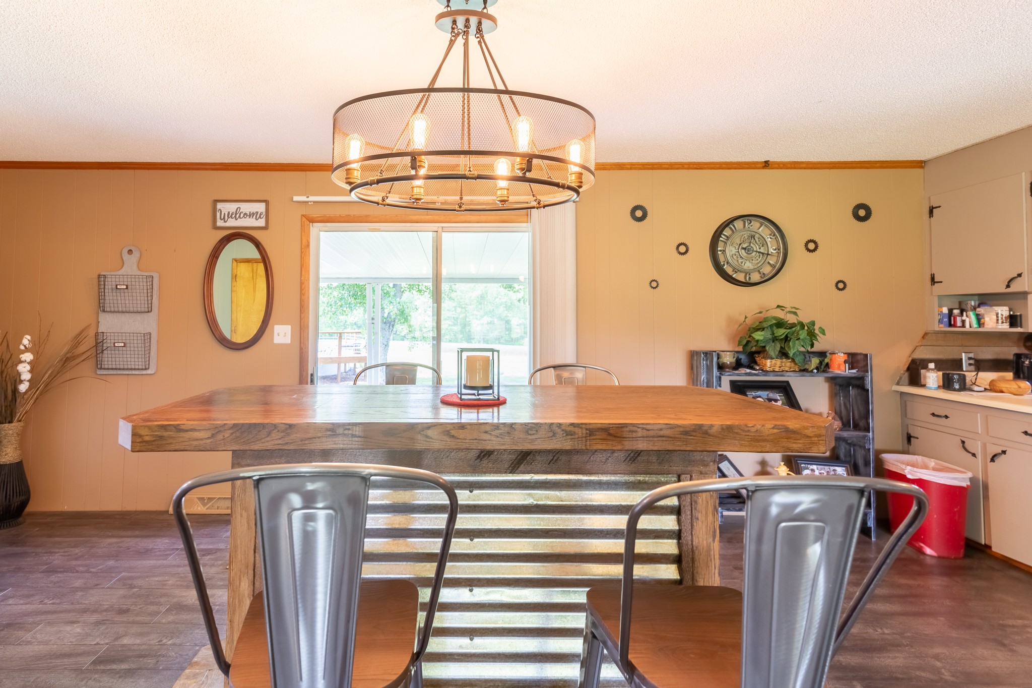 153 Westside Road Lawrenceburg, TN 38464 - Photo 35 of 37 a room with a table and a clock