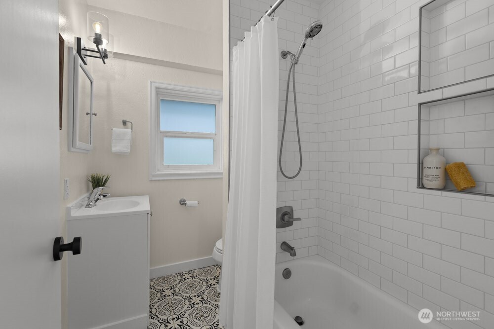 4146 47th Avenue Southwest Seattle, WA 98116 - Photo 17 of 40 a bathroom with a bathtub