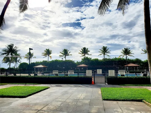$2,900 | 2625 Collins Avenue, Unit 415, Miami Beach, FL 33140