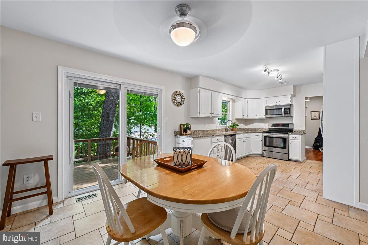 15723 Brandywine Road Dumfries, VA 22025 - Photo 6 of 39 large and open to the family room