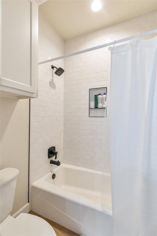 169 Pne Spgs Cove Tuscola, TX 79562 - Photo 24 of 40 a bathroom with a toilet a sink and a bathtub