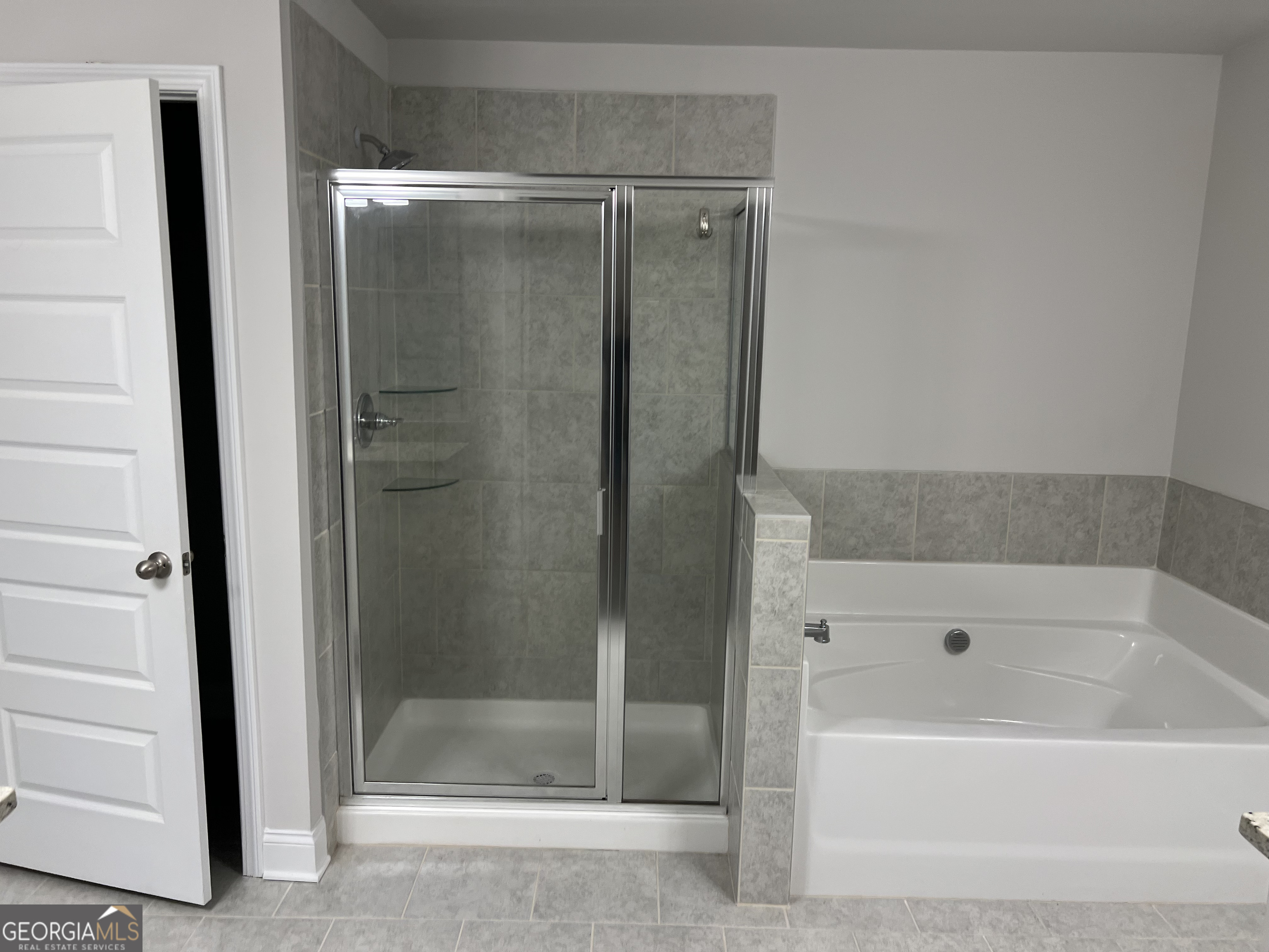 932 Exposition Pte Marietta, GA 30067 - Photo 3 of 8 a bathroom with a bathtub