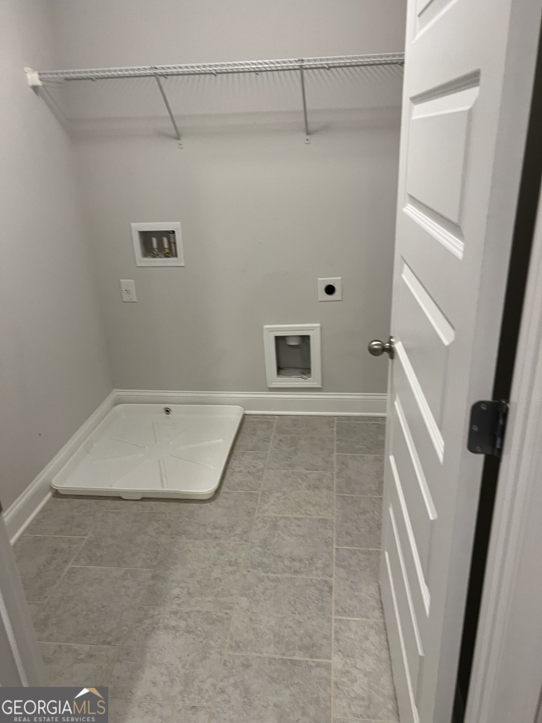 932 Exposition Pte Marietta, GA 30067 - Photo 5 of 8 a view of a room with rack on the wall