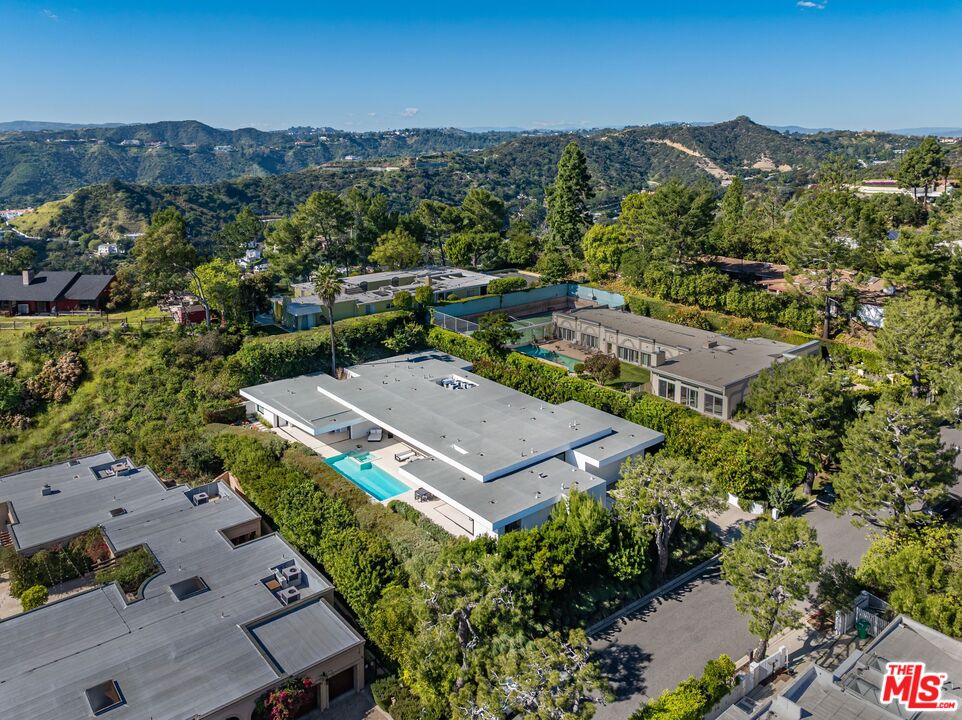 1535 Carla Ridge Beverly Hills, CA 90210 - Photo 3 of 18