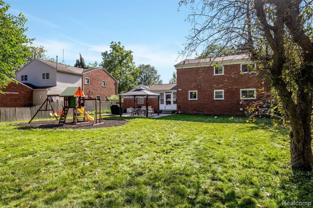 1822 Prestwick Road Grosse Pointe Woods, MI 48236 - Photo 33 of 35