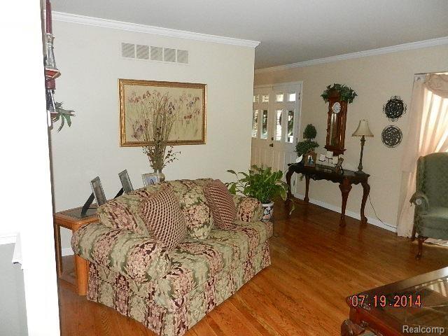 690 Lockmoore Court Rochester, MI 48307 - Photo 12 of 44 DSCN9466.jpg