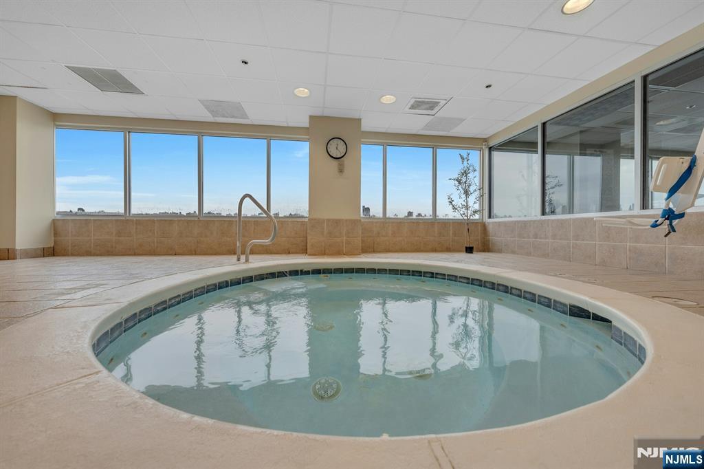 118 The Promenade Edgewater, NJ 07020 - Photo 24 of 32