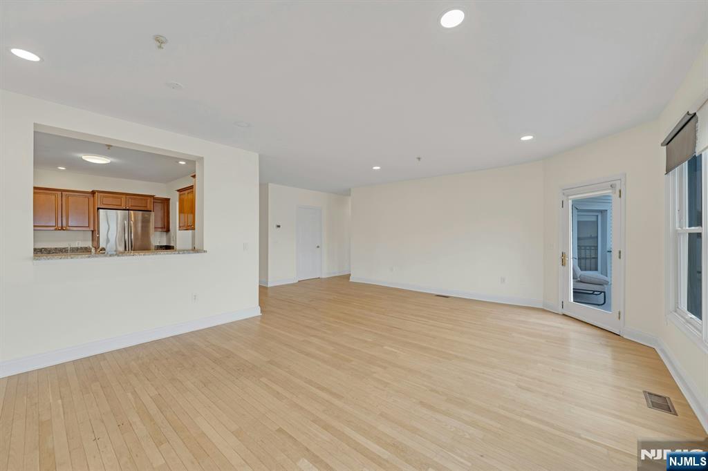 118 The Promenade Edgewater, NJ 07020 - Photo 4 of 32