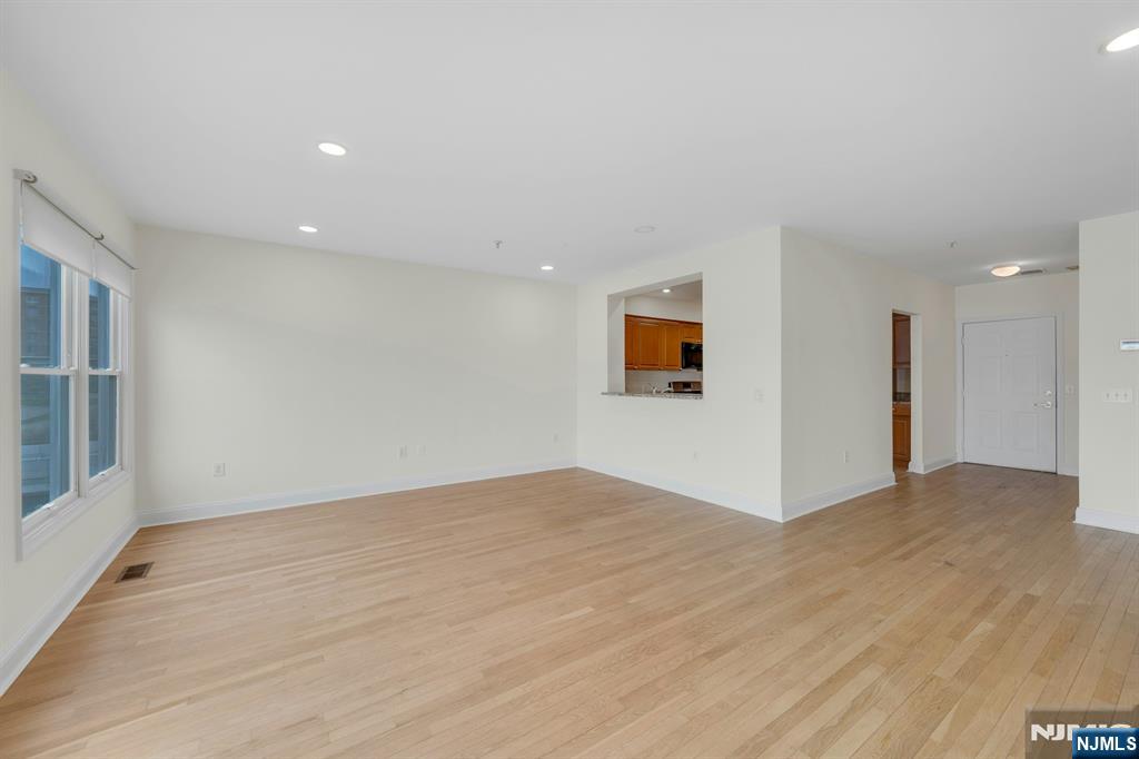 118 The Promenade Edgewater, NJ 07020 - Photo 5 of 32