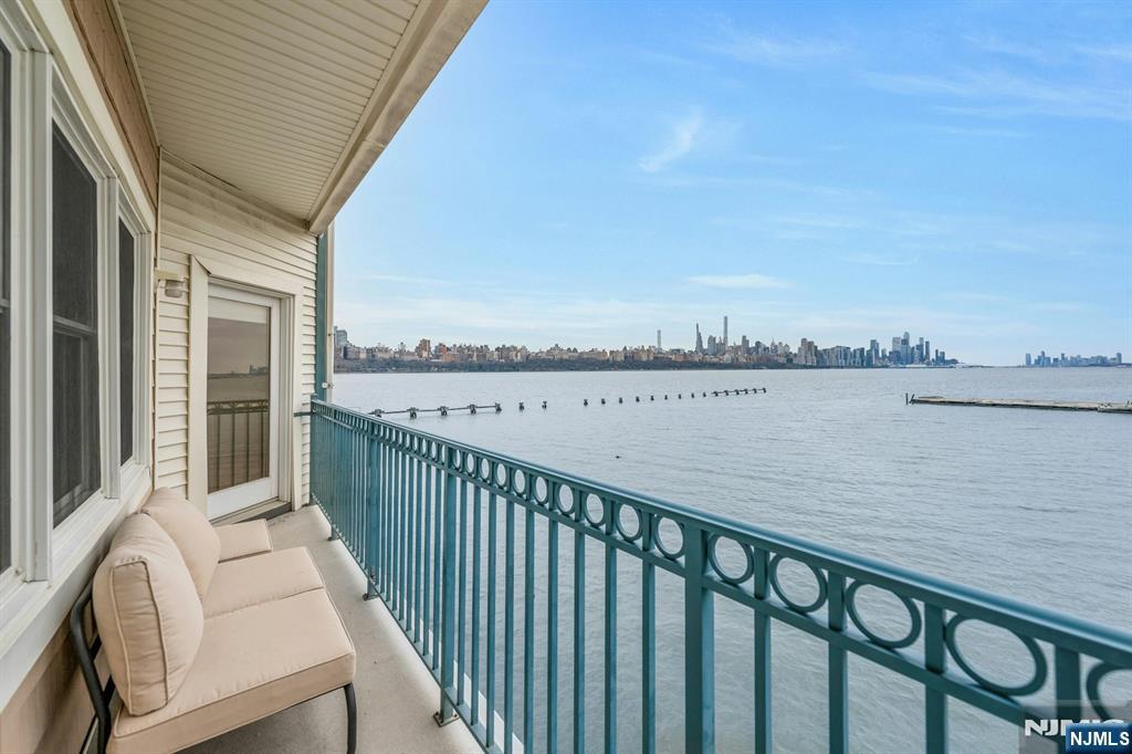 118 The Promenade Edgewater, NJ 07020 - Photo 7 of 32