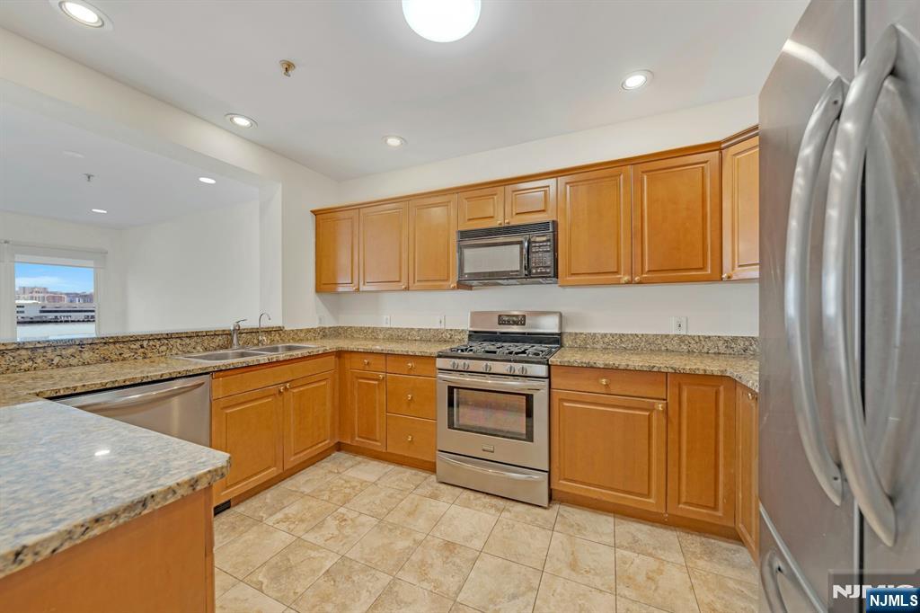 118 The Promenade Edgewater, NJ 07020 - Photo 8 of 32