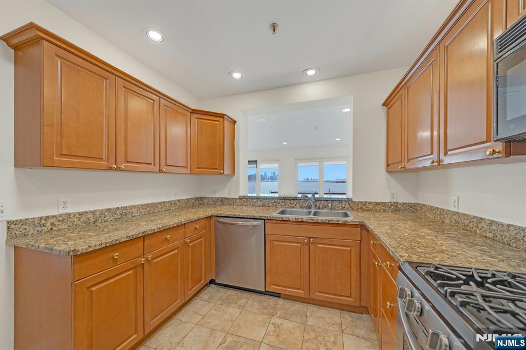 118 The Promenade Edgewater, NJ 07020 - Photo 10 of 32