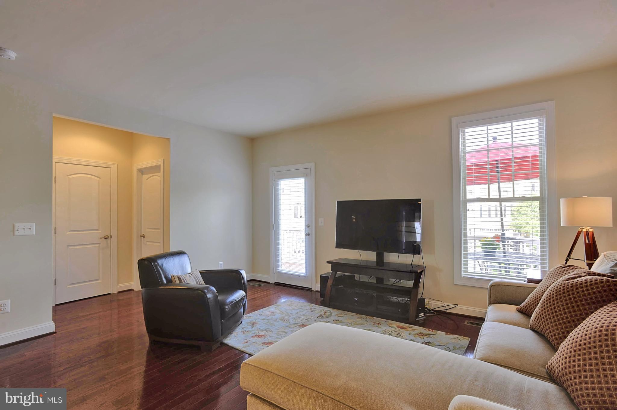 43346 Old Ryan Road Ashburn, VA 20148 - Photo 3 of 25 Lvng Rm w/doors to deck, 1/2 bath, nook and closet