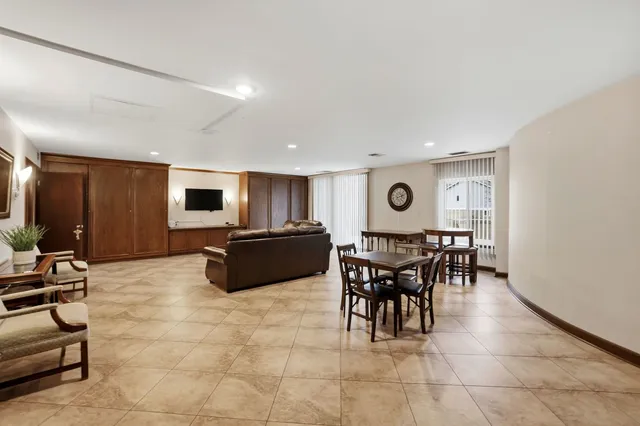 $240,000 | 190 South Wood Dale Road, Unit 200, Wood Dale, IL 60191